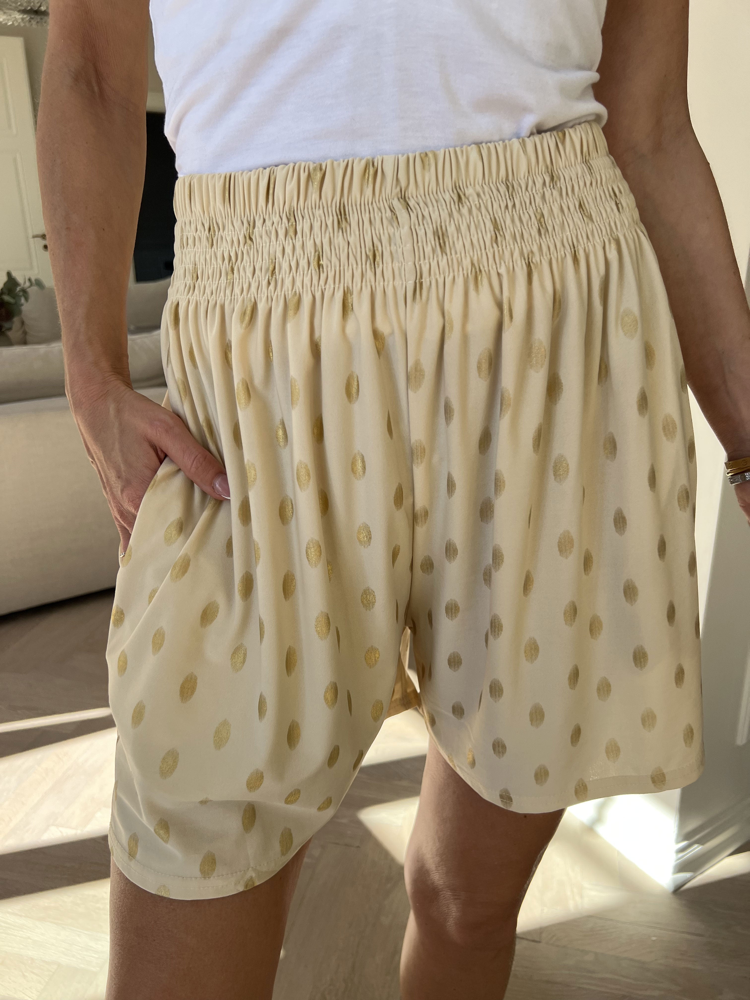 Pams Dot Shorts - Løse shorts i elastisk stof med guld dutter